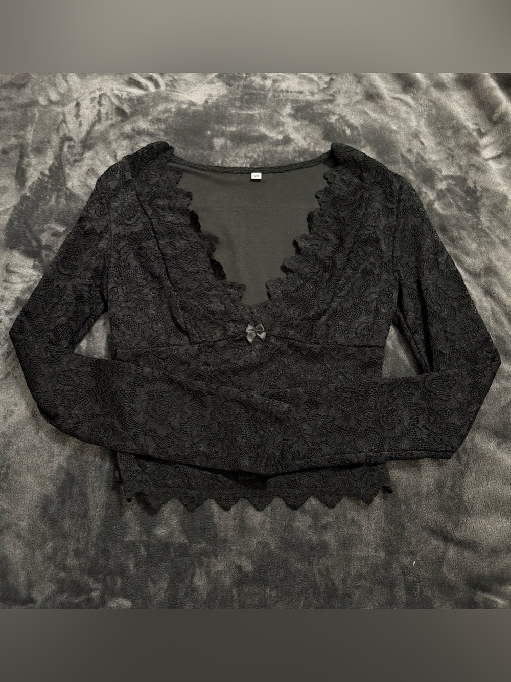 Black Lace V-Neck Long Sleeve Crop Top